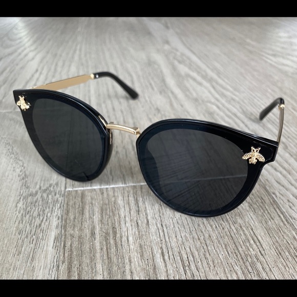 Fashion Sunglasses - Picture 2 of 2